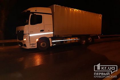 У фуры пробило бензобак: спасатели предотвратили пожар