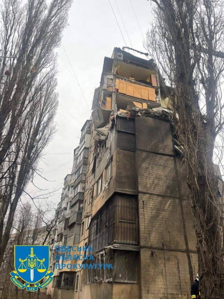 Разрушенная многоэтажка в Одессе