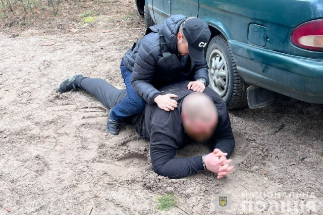 На Дніпропетровщині затримали чоловіків, які тероризували підприємця