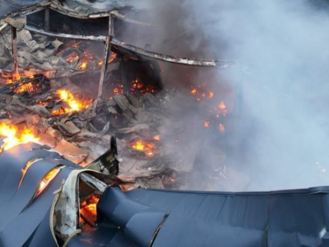 Масштабный пожар в Никополе: из-за вражеского артобстрела горел большой магазин