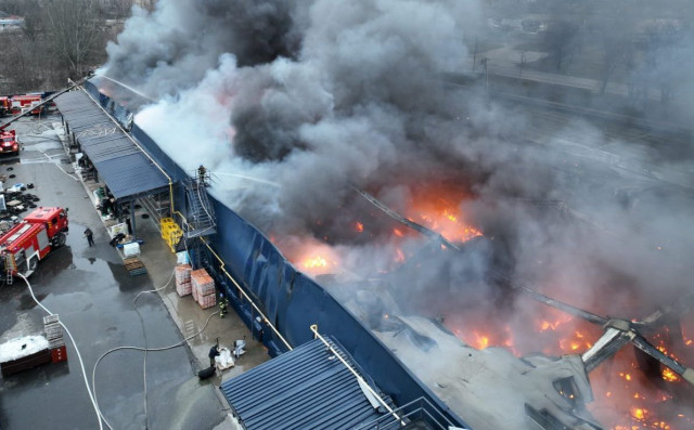 У торговельному центрі Нікополя загасили пожежу, яку приборкували понад 5 годин