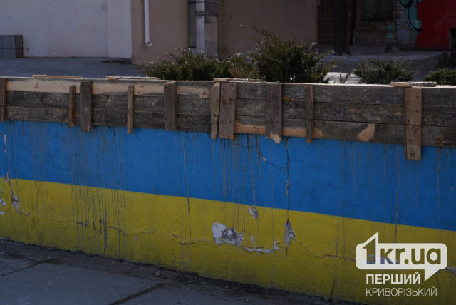 В Кривом Роге волонтеры начали восстановление Народной стеллы Героев