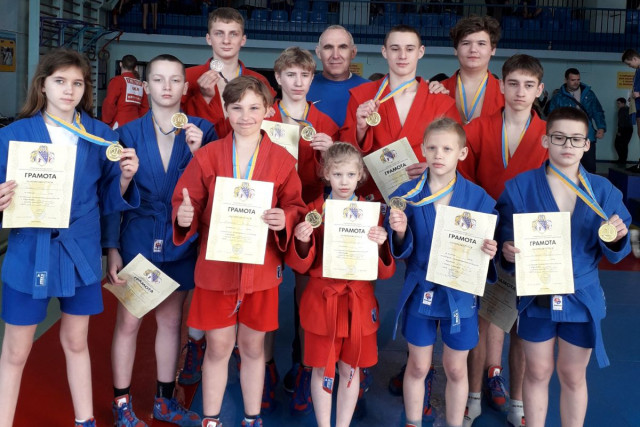 Криворожские спортсмены завоевали 18 медалей по борьбе самбо