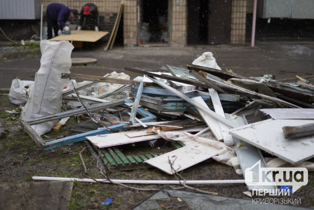 Криворожанка, чиє житло пошкоджене внаслідок російської атаки, оголосила збір