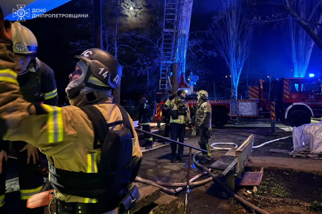 У Кривому Розі рятувальники ліквідували пожежу після падіння уламків шахеда