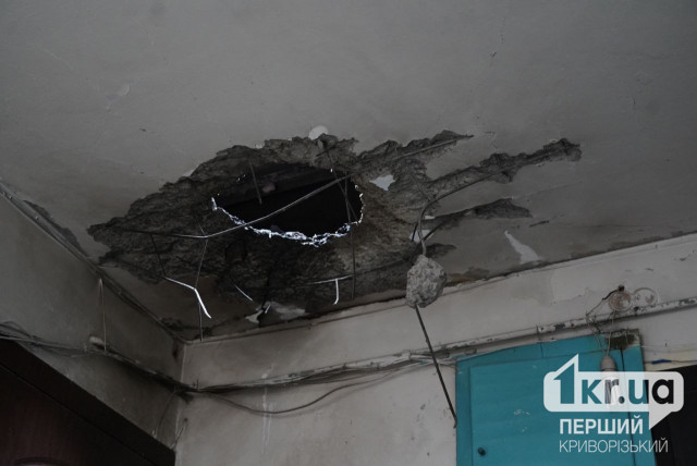 В Кривом Роге взрывчатая часть «шахеда» пробила крышу в подъезде