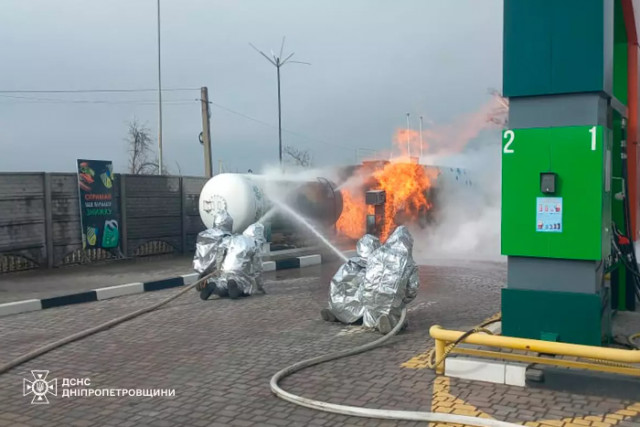 Горела газовая колонка: в результате вражеского обстрела Никополя возник пожар на АЗС