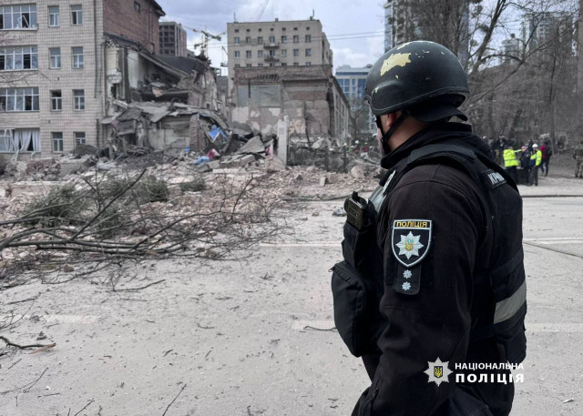 Окупанти атакували Київ ракетами: пошкоджено житловий будинок