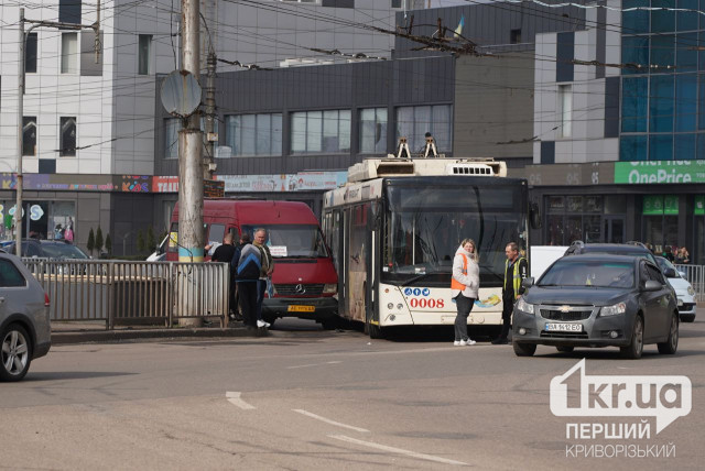 Зіштовхнулись на повороті: у Кривому Розі сталася ДТП з маршруткою й тролейбусом