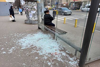 В Кривом Роге вандалы разбили остановку и сломали ограждение