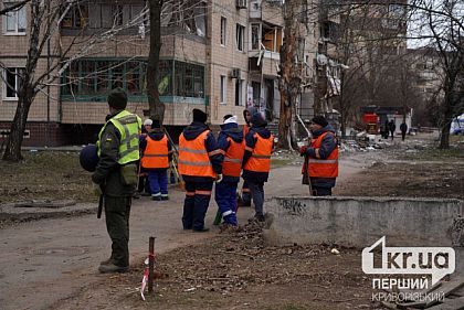 Коммунальные службы в Кривом Роге  продолжают ликвидацию последствий вражеской атаки