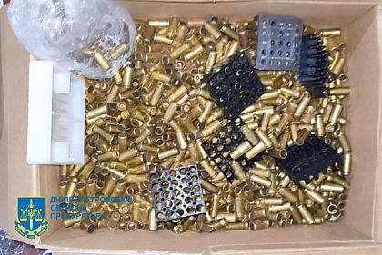 На Дніпропетровщині затримали чоловіка, який налагодив канал підпільного збуту боєприпасів