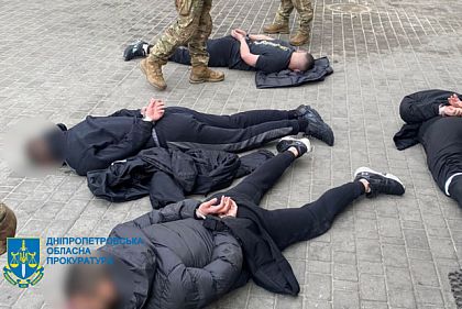 На Днепропетровщине задержали группу лиц, которые требовали несуществующий долг в сумме 14 тысяч долларов