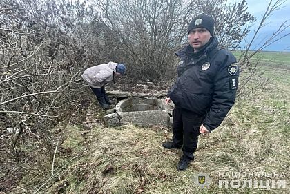 В Кривом Роге полицейские спасли собаку, которая упала в глубокий колодец
