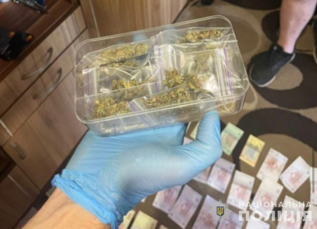 Изъяли слип-пакеты, емкости с каннабисом: в Кривом Роге задержали подозреваемых в сбыте наркотиков