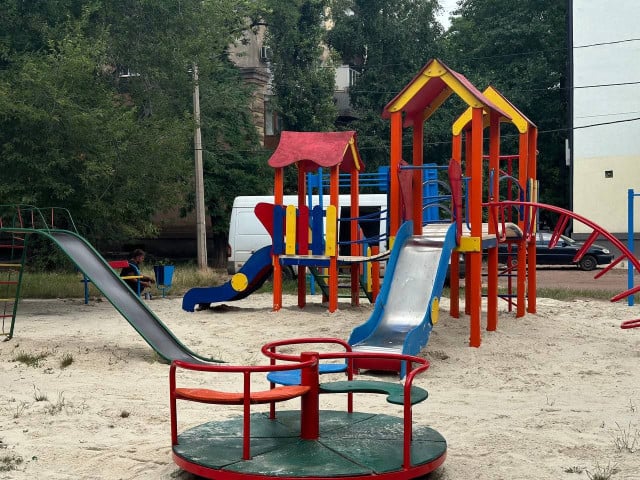 У Саксаганському районі Кривого Рогу відремонтували дитячий майданчик: де саме