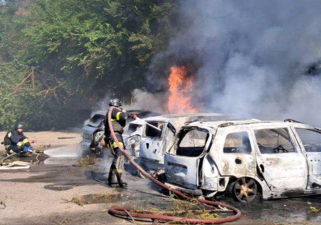 Знищені 4 автівки, ще 17 — пошкоджені: армія РФ вкотре атакувала Нікопольщину