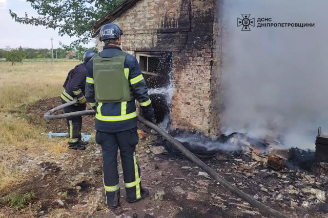 Через атаку на Нікополь зайнялася суха трава та господарча будівля