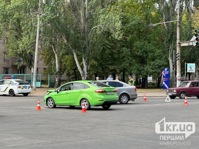 В Кривом Роге на перекрестке произошла авария — на месте работает скорая