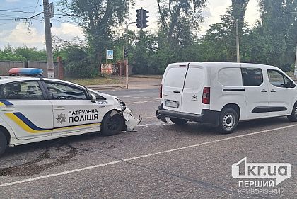 Возле одной из остановок общественного транспорта Кривого Рога столкнулись два автомобиля
