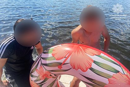 Водный патруль Днепра помог двум парням, которых унесло течением на надувном круге
