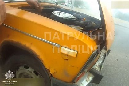 В Кривом Роге патрульные помогли водителю потушить горящий автомобиль