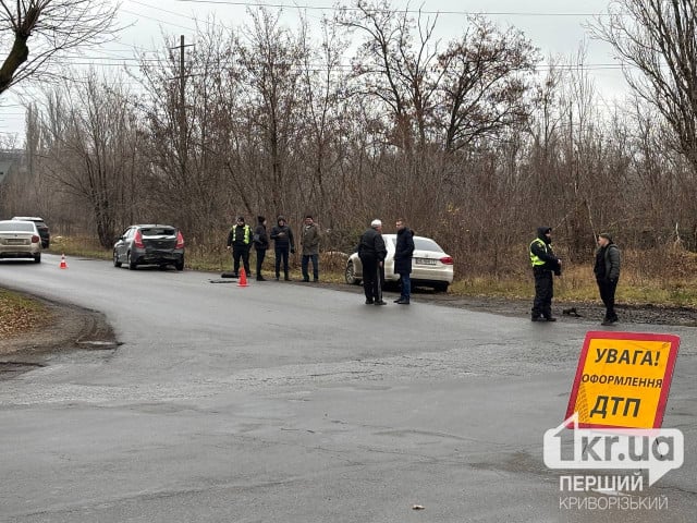 На об’їзній дорозі у Кривому Розі зіштовхнулися дві автівки: постраждали водії