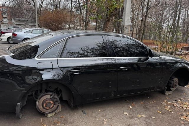 На Днепропетровщине полицейские задержали мужчину, который, вероятно, украл колеса с авто