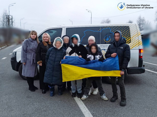 В Україну повернули п`ятьох дітей та трьох дорослих, яких утримували в РФ