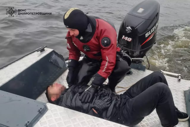 У Дніпрі надзвичайники врятували чоловіка, який стрибнув з моста у воду