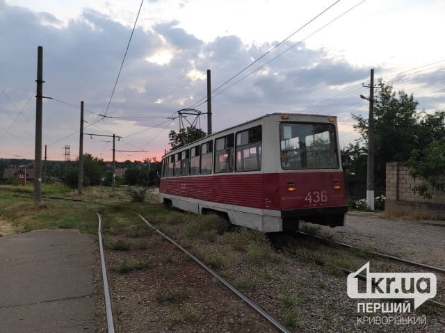 В Кривом Роге из-за обрезки деревьев остановят движение трамвайных вагонов: где и когда