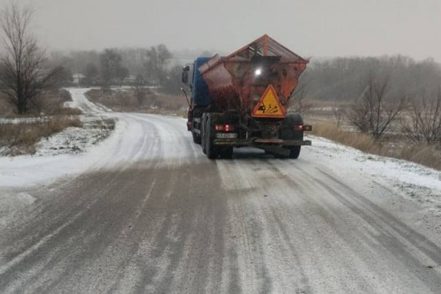 На Днепропетровщине затруднено движение из-за непогоды: спасатели работают