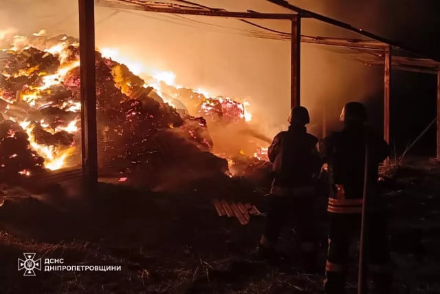 На Никопольщине потушили пожар площадью 300 квадратных метров после обстрела