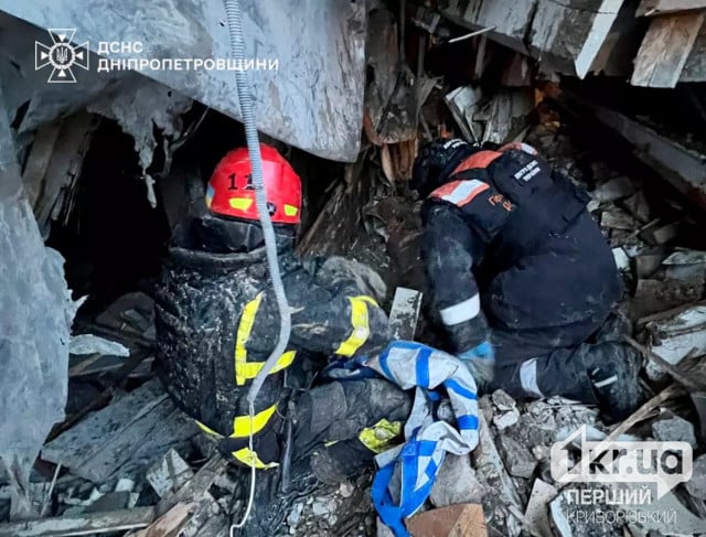 У Кривому Розі під завалами зруйнованого ракетою будинку можуть бути люди