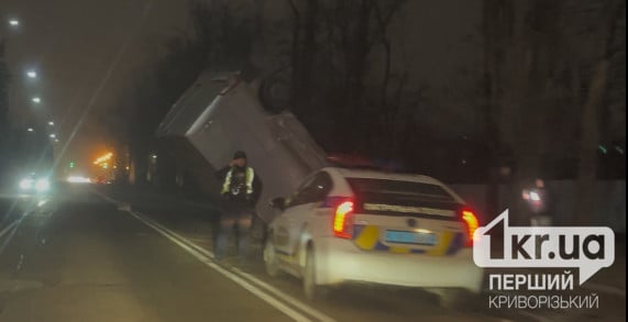 Перевернувся мікроавтобус: у Кривому Розі сталася аварія