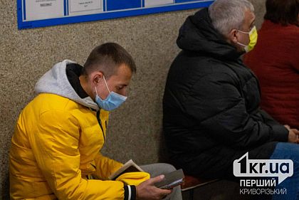 Криворожанам напоминают: когда рекомендуется надевать защитную медицинскую маску