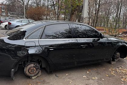 На Днепропетровщине полицейские задержали мужчину, который, вероятно, украл колеса с авто