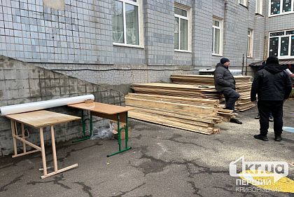 В Кривом Роге рядом с местом российского удара развернули штаб помощи пострадавшим