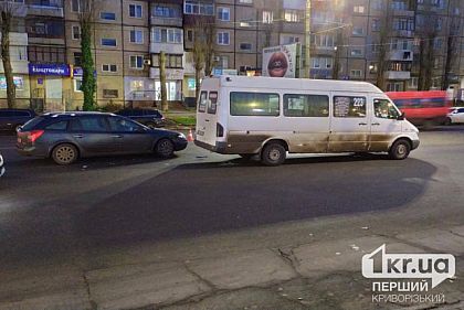 В Кривом Роге автомобиль столкнулся с маршруткой в Кривом Роге