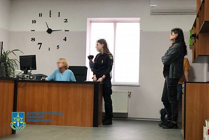 Четыре года завышала себе зарплату: на Днепропетровщине будут судить экс-бухгалтера