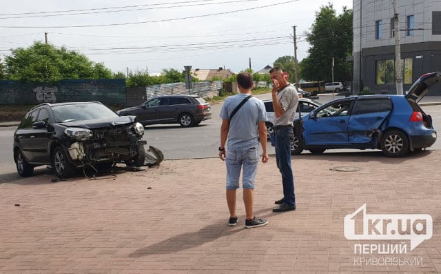 На 95 кварталі Кривого Рогу зіштовхнулися 2 автівки