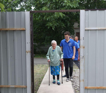 98-летней женщине, которая пешком вышла из ВОТ Очеретино, Монобанк купил дом