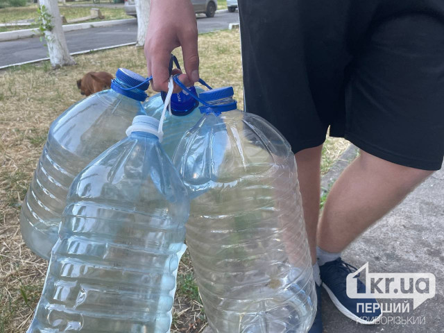 Для нужд криворожан из Терновского района подвезут бочки с питьевой водой: адреса