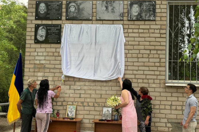 У криворізькій гімназії №32 відкрили 2 меморіальні дошки полеглим Героям
