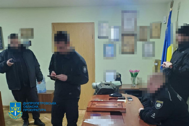 Збували зброю та притягли невинного до відповідальності: на Дніпропетровщині судитимуть 4 правоохоронців