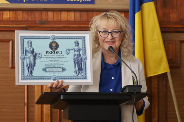 Криворожанка участвовала в создании «книжного сериала», который получил два рекорда Украины