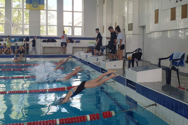 Получили 10 разрядов и 24 медали: в Кривом Роге прошли соревнования по плаванию