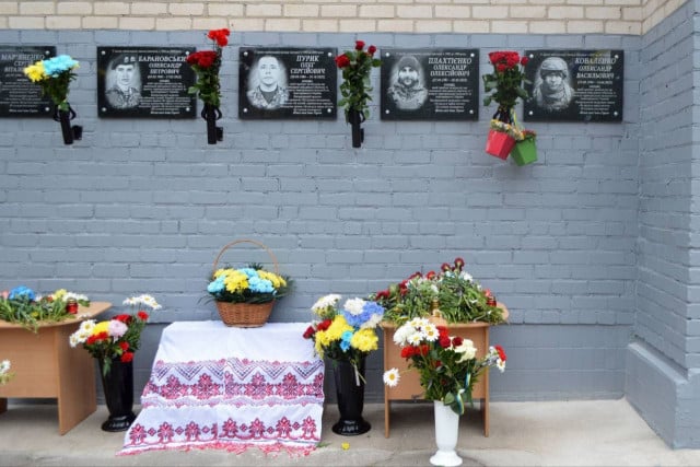 У криворізькій гімназії №126 відкрили 5 меморіальних дошок загиблим Героям