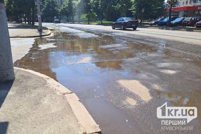 В Центрально-Городском и Металлургическом районах Кривого Рога течет вода на дорогах: причина