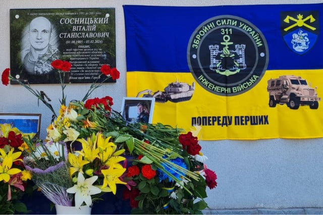 На фасаді криворізької гімназії №76 відкрили меморіальну дошку Віталію Сосницькому